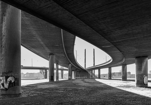 Rheinkniebrücke von unten
