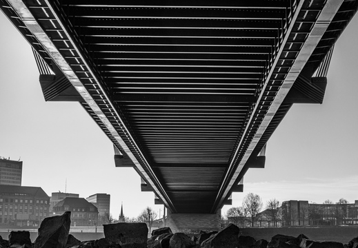 Rheinkniebrücke von unten