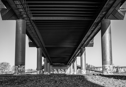 Rheinkniebrücke von unten